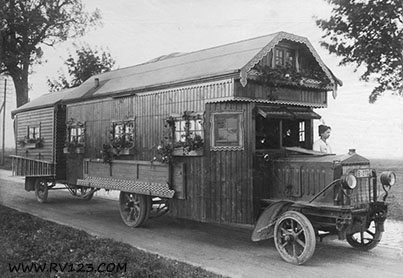 ADN-ZB Deutschland 1922: Ein fahrbares Landhaus für eine große Familie wird gezeigt. Der Wohnwagen besteht aus Wohnstube, drei Schlafzimmern und der Küche. 10.11.1922 1836-22